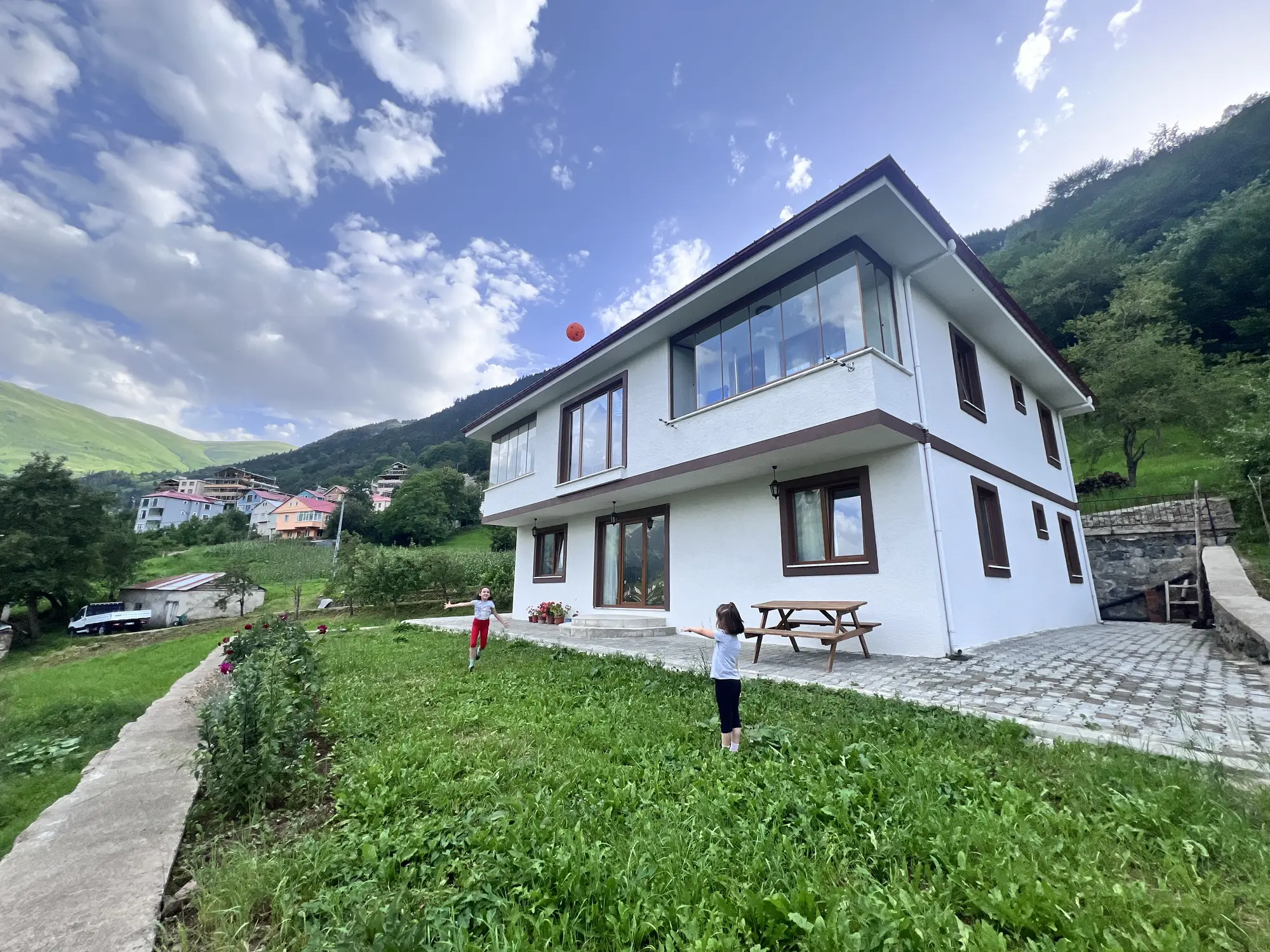 Yaz mevsiminde Lifora House ve yemyeşil bahçesi