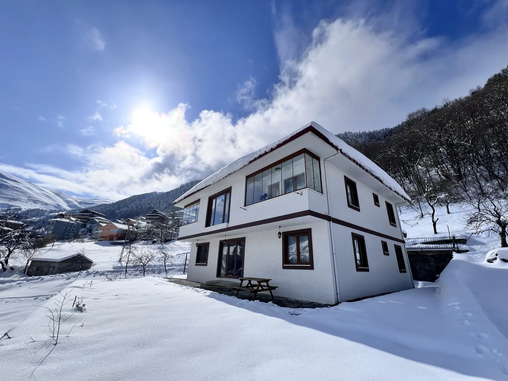 Karlı Hamsiköy manzarasında Lifora House