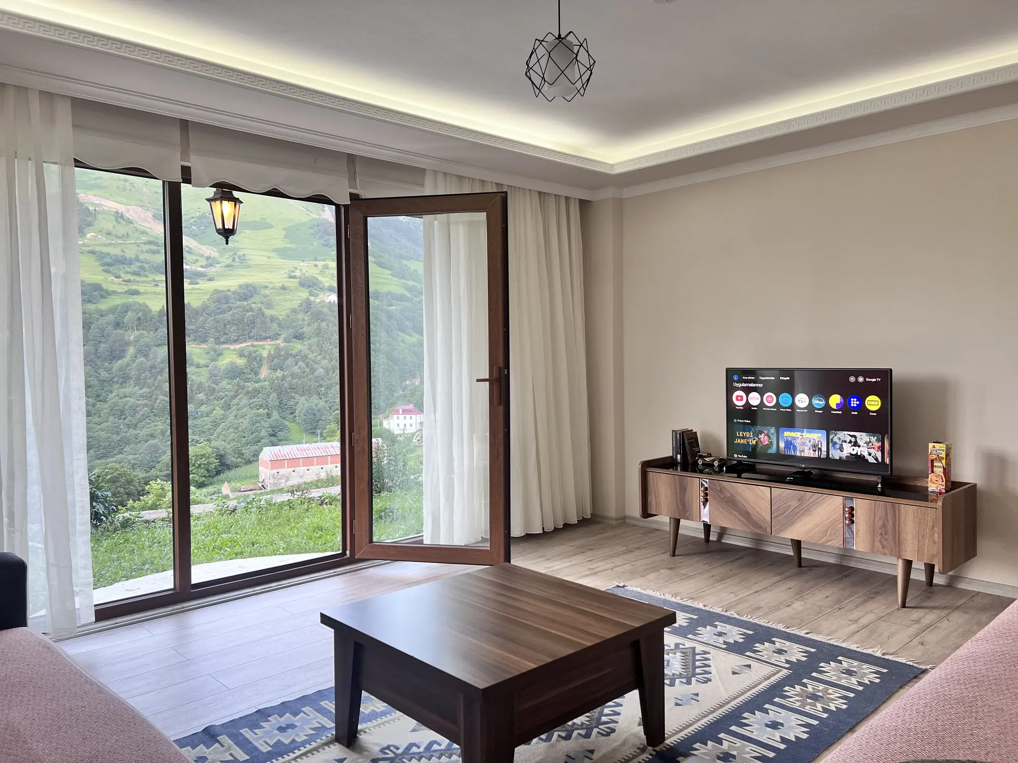 Lifora House geniş salonu