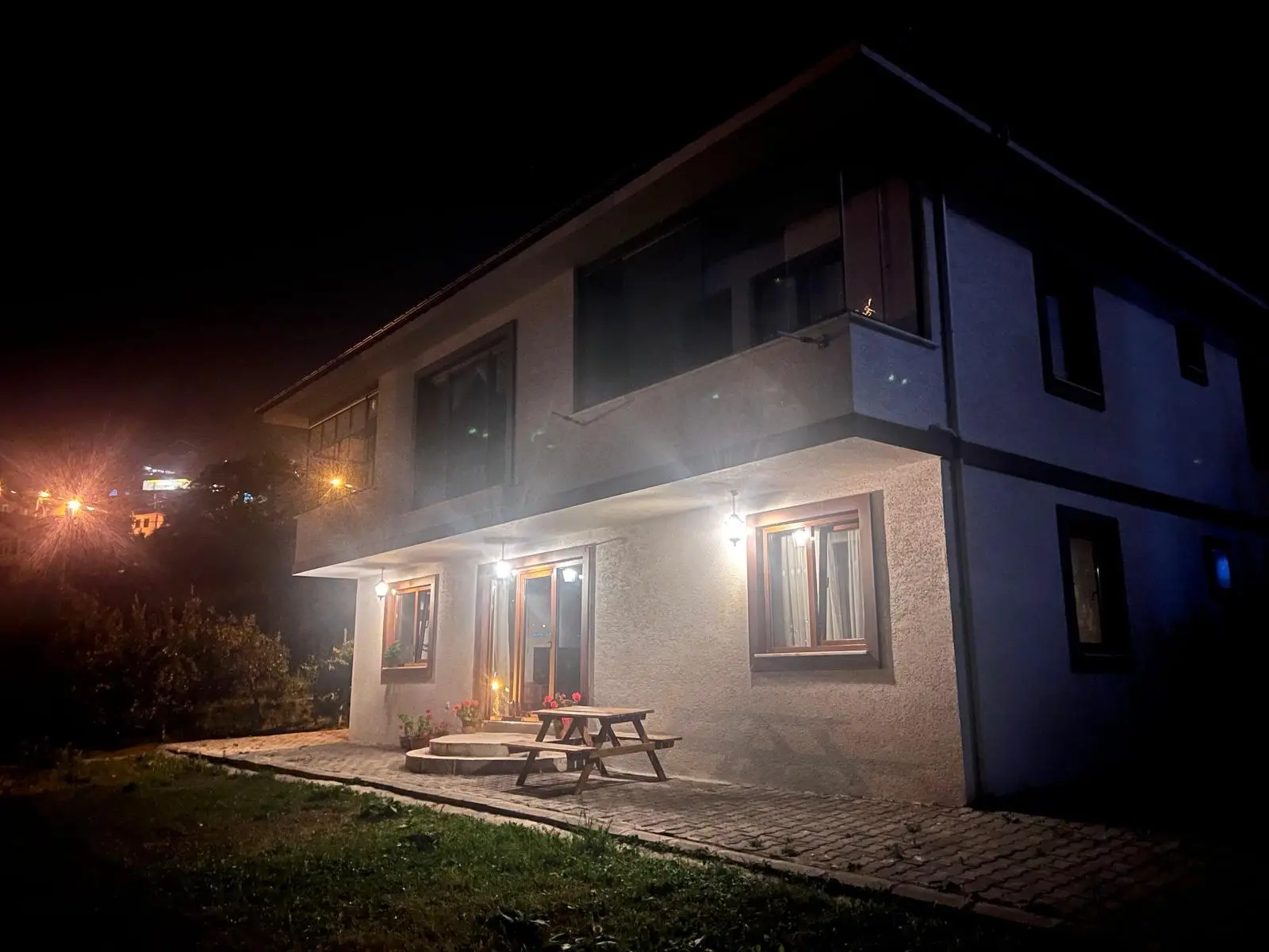 Lifora House gece dış görünümü