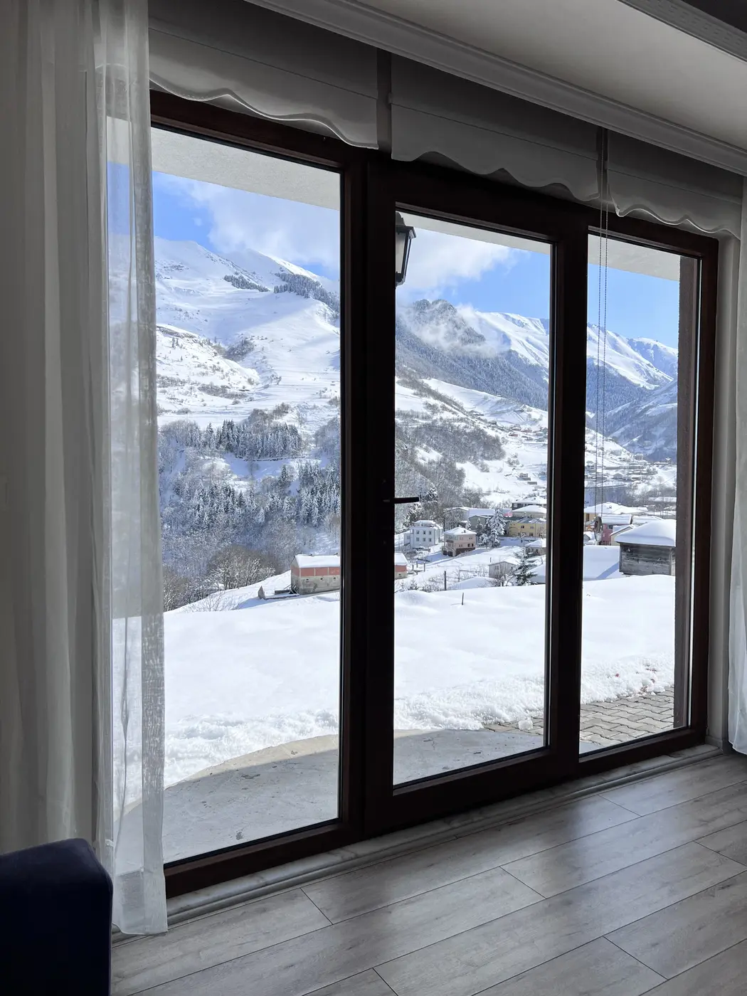 Lifora House camından karlı Hamsiköy manzarası